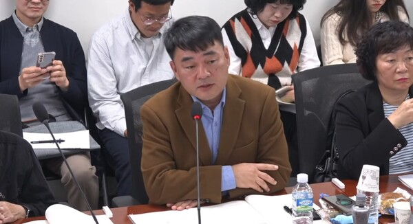 5일 오후 2시 서울 여의도 국회의원회관에서 개최된 ‘정신질환자 지역사회 전환시설 성과와 확대 방안’ 토론회에서 토론하는 지역사회전환시설 이음 김용진 시설장. ©김선민TV 캡쳐