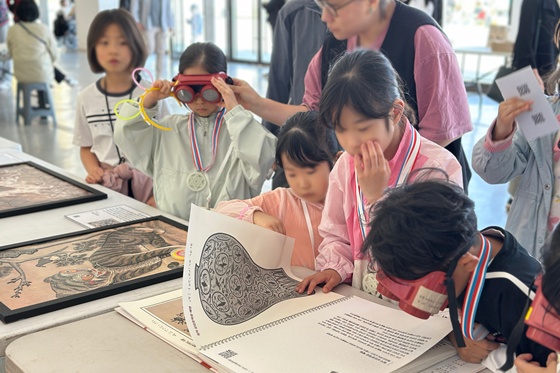 전시된 촉각 작품과 촉각 자료. ©실로암시각장애인복지관