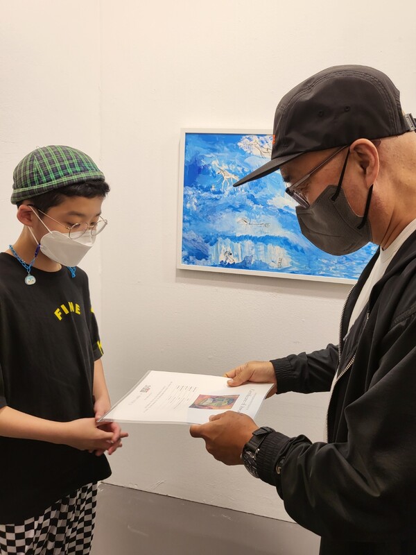 2022.9월 성수동 스타트 아트페어 공모전 시상식. 경인교육대 동양화 김선형 교수에게 수상자 패를 건네받고 있는 초등 5학년 당시 양예준 작가. ©장윤경