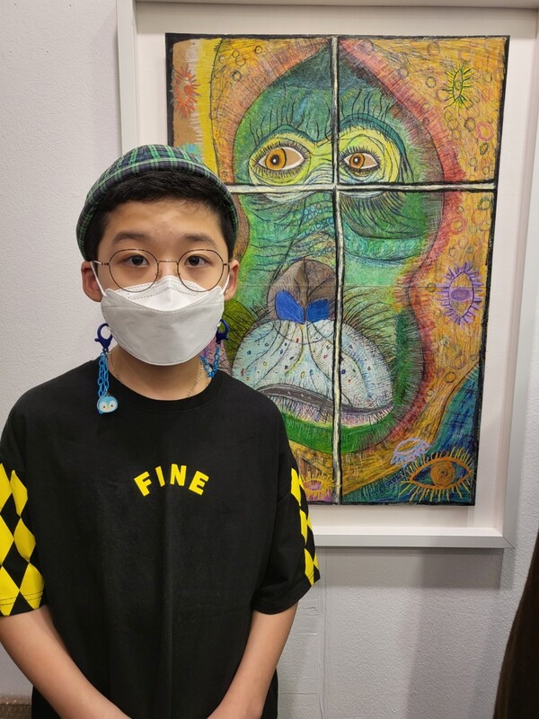 2022년 코로나가 한창이던 무렵 9월1일~6일까지 개최된 스타트 아트페어 기념촬영에 응하고 있는 양예준 작가. ©장윤경