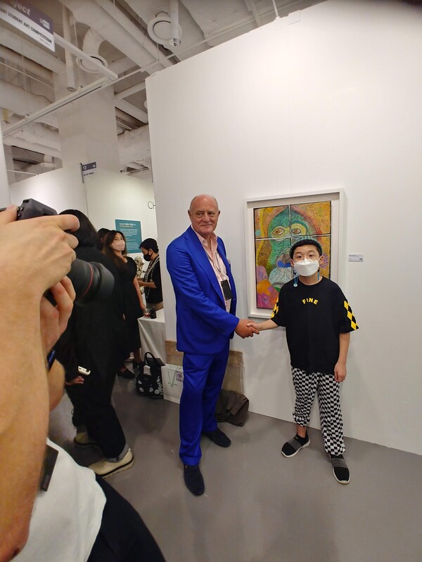 2022 스타트 아트페어 개최자인 데이비드 시클리티라 영국 스타트 아트 글로벌 대표와 기념사진을 촬영하고 있는 초5학년 시절 양예준 작가. ©장윤경