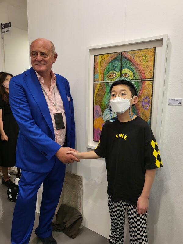 2022 스타트 아트페어의 영국 대표 데이비드는 예준이를 위해 단독으로 기념사진을 촬영해 주며 영국 잡지에 소개해 주었다. ©장윤경