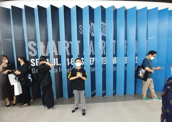 2022 스타트 아트페어 서울 성수동 전시관 입구에서 기념촬영을 하고있는 양예준 작가. ©장윤경