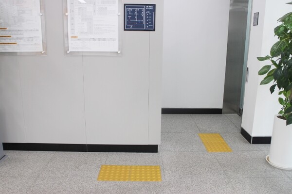 Ÿü ȭ Ա 鿡 ð ճ     ִ ǥ, չٴڿ ں ġƴ. ©