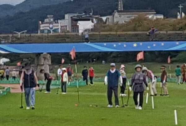 파크골프를 즐기는 동호인들의 라운딩 광경. ©김최환