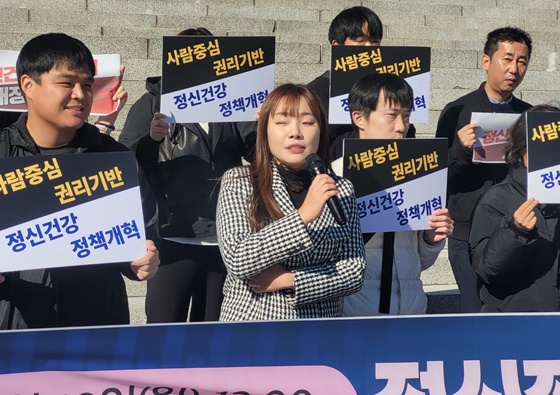 10일 국회의사당 본관 앞에서 ‘보호의무자제도 폐지 법안지지 서명 전달 기자회견’에서 발언하는 국민의힘 김예지 의원. ©에이블뉴스