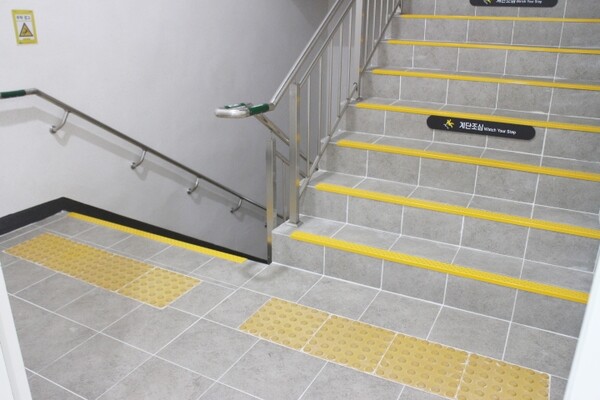 광주광역시 운암복합문화체육센터 내부 계단 양쪽에는 시각장애인이 손끝으로 만져 층수를 알 수 있는 점자표지판이 부착된 손잡이, 계단 입구 바닥에 점자블록이 양호하게 설치됐다. ©박종태