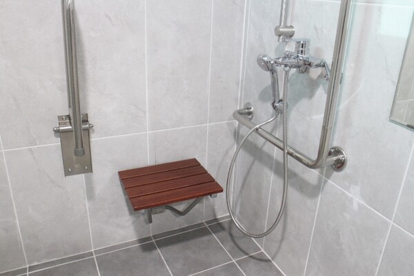 광주광역시 운암복합문화체육센터 2층 다목적체육관 샤워실의 경우 샤워기가 휠체어를 사용하는 장애인이 사용하기 편한 위치에 설치됐고, 벽면에 옮겨 앉을 수 있는 의자도 마련됐다. ©박종태