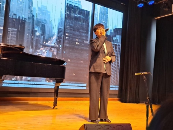 노래하는 최은숙 씨. ⓒ이복남