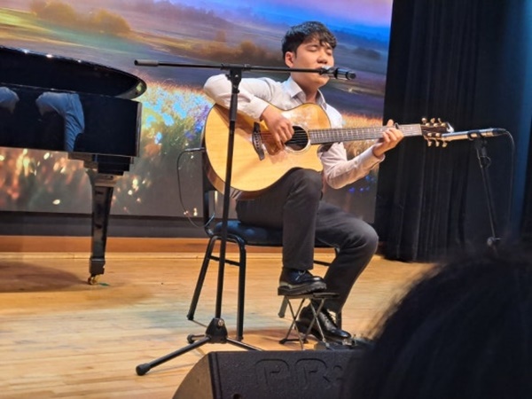 기타 신재혁 씨. ⓒ이복남