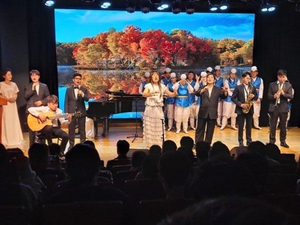 청각장애인은 춤추고 시각장애인은 노래하고. ⓒ이복남