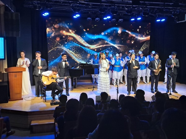 다함께 춤추고 노래하고. ⓒ이복남