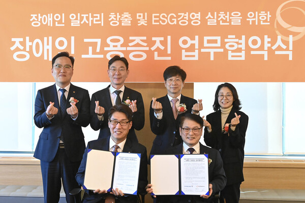 한국장애인고용공단과 한화생명금융서비스(주)가 12일 여의도 63한화생명빌딩에서 ‘기업의 사회적 가치 구현 및 ESG경영 실천을 위한 장애인 고용증진 업무협약’을 체결했다.ⓒ한국장애인고용공단