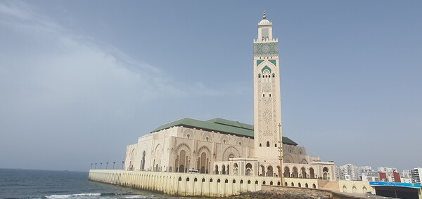 모로코 카사블랑카 대서양에 면한 하산 2세 모스크 전경. ⓒ이원무