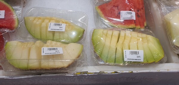 대서양에 면한 모로코 몰 식료품점에 있는 멜론 조각들, 우리나라 돈으로 약 1000원에 판매한다. ⓒ이원무