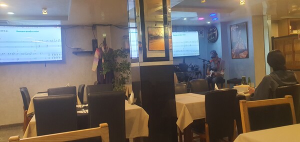 서울가든 사장님이 버티 히긴스의 카사블랑카를 기타 연주에 맞춰 노래로 공연하는 모습. ⓒ이원무