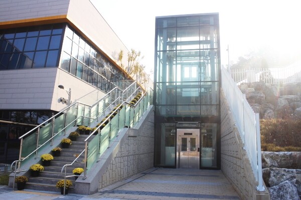 계룡국민체육센터 외부에 지상1층에서 지상2층으로 올라가는 엘리베이터가 설치돼 있어 장애인 등의 접근이 용이하다. ©박종태