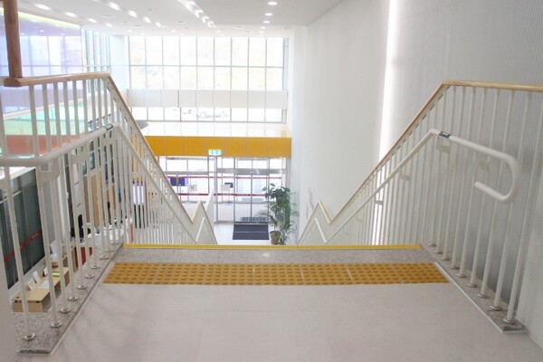 계룡국민체육센터 내부 계단 양쪽에는 시각장애인이 손끝으로 만져 층수를 알 수 있는 점자표지판이 부착된 손잡이, 계단 입구 바닥에 점자블록이 양호하게 설치됐다. ©박종태