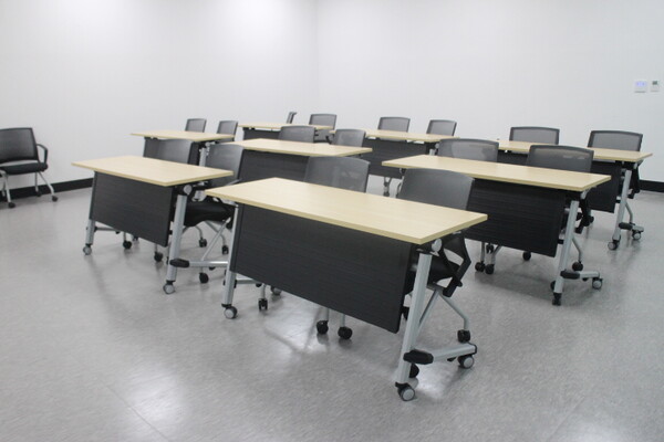 계룡국민체육센터 1층 강의실 책상은 높낮이가 조절되지 않아 휠체어를 사용하는 장애인이 불편, 개선이 필요해 보였다. ©박종태