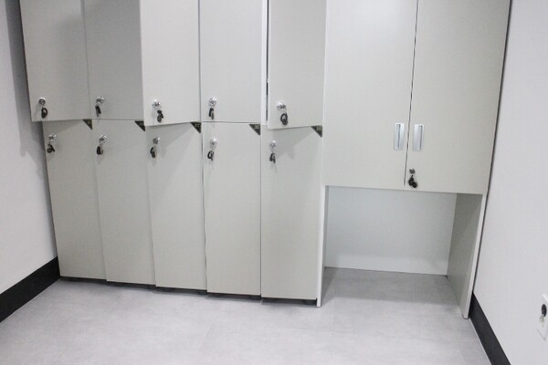 계룡국민체육센터 탈의실 옷장 밑에는 휠체어가 들어갈 공간이 마련돼 있어 휠체어를 사용하는 장애인이 이용할 수 있다. ©박종태