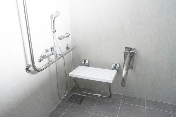계룡국민체육센터 샤워실의 경우 샤워기가 휠체어를 사용하는 장애인이 사용하기 편한 위치에 설치됐고, 벽면에 옮겨 앉을 수 있는 의자도 마련됐다. ©박종태
