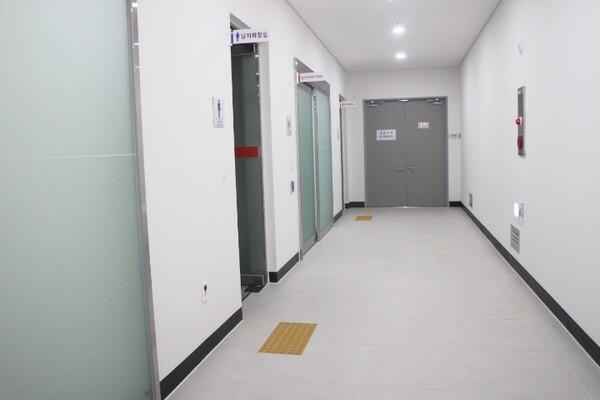 계룡국민체육센터 남녀비장애인화장실 입구 벽면에는 시각장애인이 손끝으로 만져 성별을 알 수 있는 점자표지판, 앞바닥에 점자블록이 양호하게 설치됐다. ©박종태