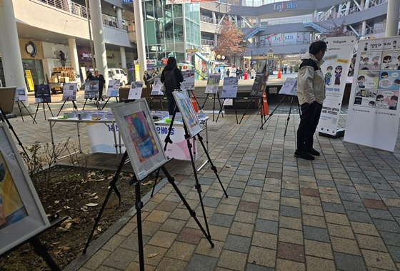 경기장애인인권포럼은 13일 일산동구 라페스타 문화의 거리에서 유니버설디자인(UD) 및 장애인 미술 작품 전시회를 성황리에 마무리했다. ⓒ경기장애인인권포럼