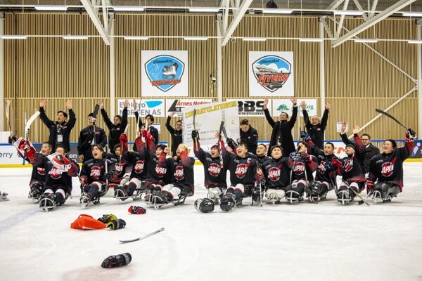 내년 동계 패럴림픽 진출을 확정 짓고 환호하는 일본 파라 아이스하키팀. ©세계파라아이스하키연맹