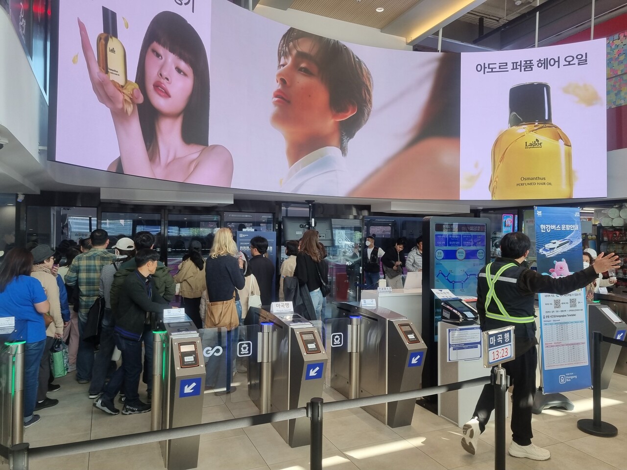 11월 7일 필자가 탑승 전 촬영한 여의도 한강버스 선착장. 현장에는 탑승을 원하는 내국인과 외국인들이 50여명 가까이 달했다. ©조현대