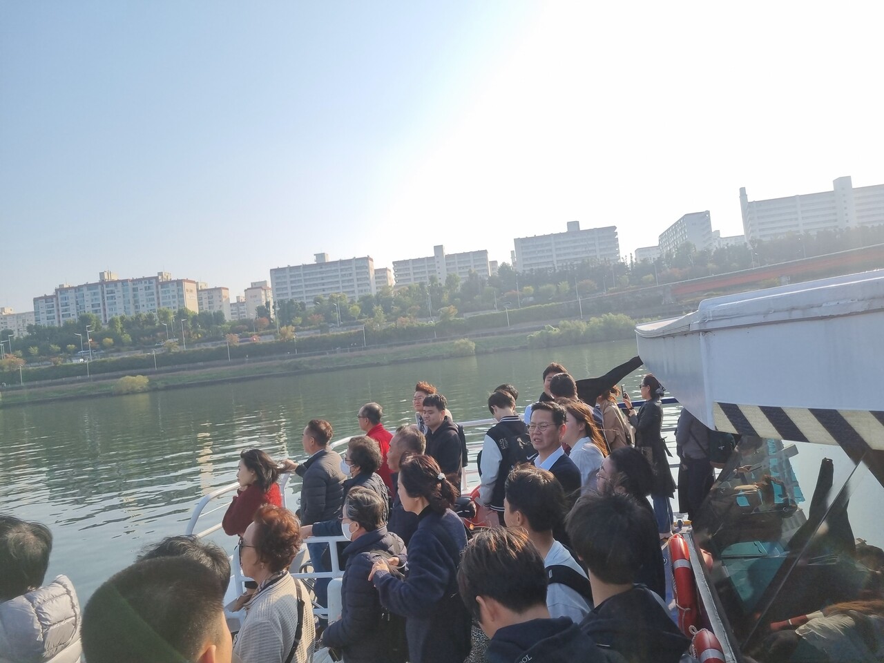 잠실 선착장에 도착하기 전 한강을 구경 중인 승객들. ©조현대