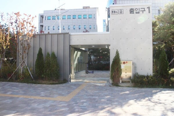  공원내 주차장 출입구는 출입문이 없으며 계단 및 엘리베이터가 설치가 되었다.