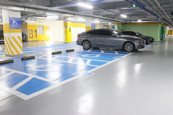 장애인전용주차구역은 휠체어를 내릴 공간이 충분히 마련돼 있으며, 앞바닥에 장애인마크가 새겨져 있는 등 이용하는데 불편이 없다.