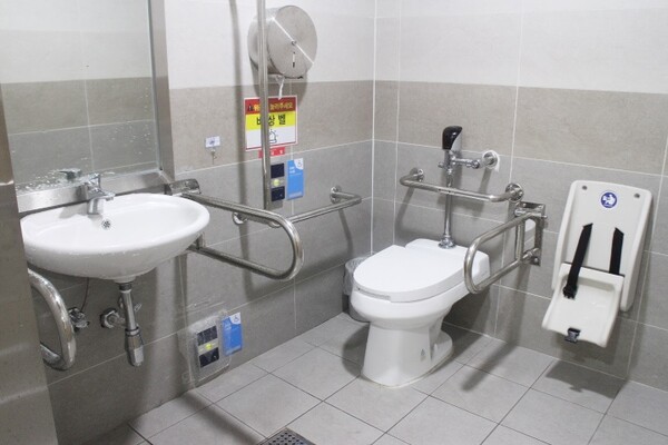 남여장애인화장실 내부는 대변기에 자동 물 내림 센서가 양호하게 설치된 반면, 등받이는 등을 받쳐 주기에는 조금 높게 설치됐다.비상호출벨과 휴지걸이는 대변기에 앉았을 때 손이 닿는 곳에 위치해 있다.세면대 양쪽 손잡이는 휠체어 접근을 용이하게 하는 상하가동식이지만,세면대 밑은 배관 구조물이 있어 휠체어 접근을 방해할 것으로 보였다.