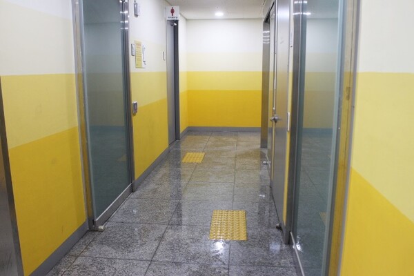 남녀비장애인화장실 입구 벽면에는 시각장애인이 손끝으로 만져 성별을 알 수 있는 점자표지판, 앞바닥에 점자블록이 설치돼 있어 문제가 없다.