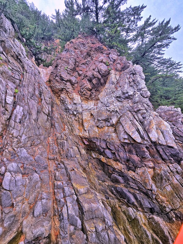 “수천만 년의 결을 품은 바위의 얼굴”