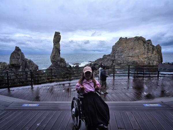 “촛대바위 앞에 선 여행자”. ©하석미