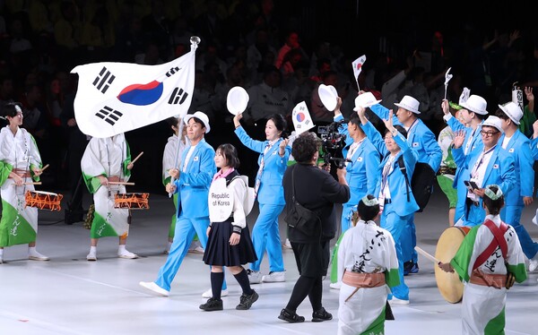 15일 일본 도쿄체육관에서 열린 ‘2025 도쿄 데플림픽 개회식’에서 기수인 이덕희 선수를 필두로 대한민국 선수단이 입장하고 있다. ©대한장애인체육회