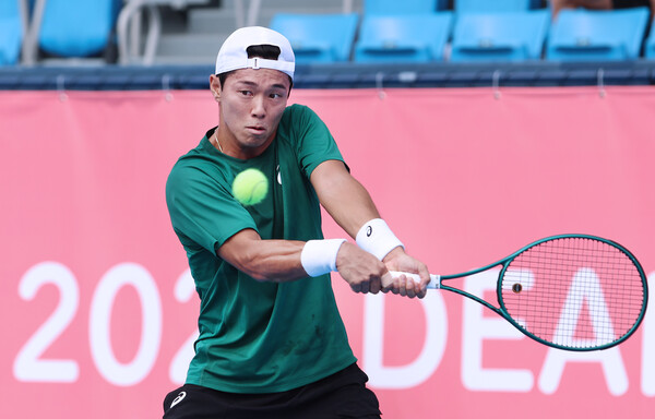 16일 일본 아리아케 테니스파크에서 열린 예선 1라운드(64강)에서 이덕희 선수의 경기 모습. ©대한장애인체육회