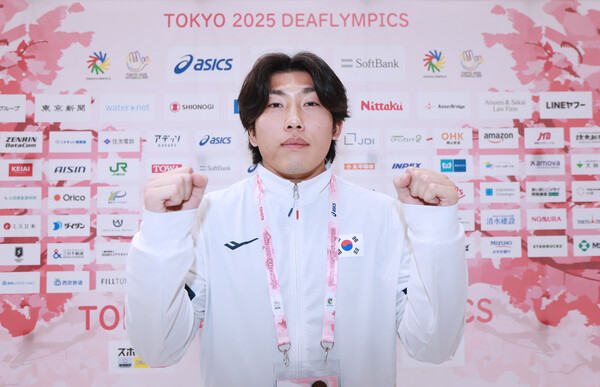 16일 일본 도쿄 아지노모토 국립훈련센터 사격장에서 열린 남자 10m 공기소총 결승에서 동메달을 획득한 백승학 선수가 인터뷰 중 화이팅 포즈를 취하고 있다. ©대한장애인체육회