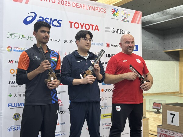 17일 일본 도쿄 아지노모토 국립훈련센터 사격장에서 열린 남자 10m 공기권총 결선에서 금메달을 획득한 김태영(가운데) 선수. ©서인환