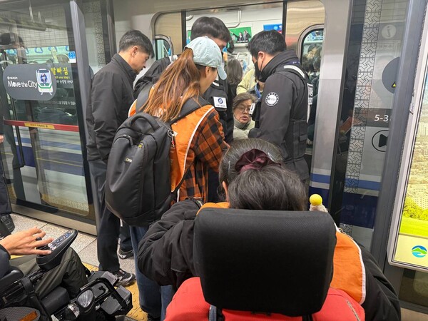 18일 오전 "장애인권리예산 보장"을 외치며 출근길 지하철 투쟁을 펼친 전국장애인차별철폐연대.ⓒ전국장애인차별철폐연대