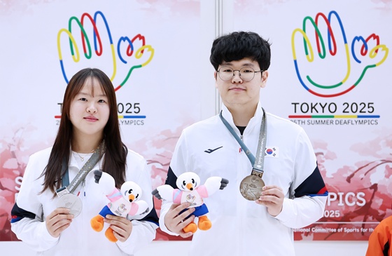 11월 18일 일본 도쿄 아지노모토 국립훈련센터 사격장에서 열린 혼성 10m 공기권총에서 은메달을 획득한 정다인(왼쪽), 김우림(오른쪽) 선수. ©대한장애인체육회