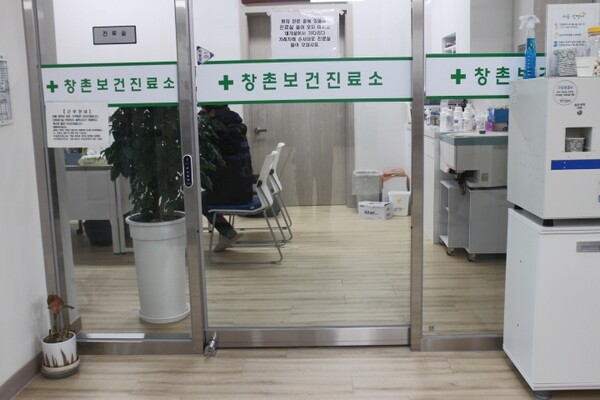 창촌보건진료소 진료실 출입문은 터치식자동문으로 손이 불편하거나, 휠체어를 사용하는 장애인이 이용하기 편하다. ©박종태
