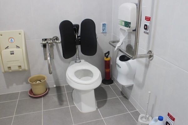 창촌보건진료소 남여장애인화장실 내부는 대변기에 자동 물 내림 센서와 등받이가 양호하게 설치됐다. 비상호출벨과 휴지걸이도 대변기에 앉았을 때 손이 닿는 곳에 위치해 있다. ©박종태