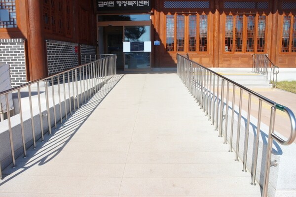 익산시 금마면행정복지센터 입구에는 완만한 경사도의 경사로가 설치돼 있어 휠체어를 사용하는 장애인의 접근이 용이하다. ©박종태