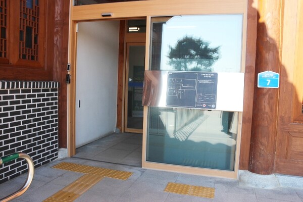 익산시 금마면행정복지센터 주출입문은 자동문 1곳으로 앞바닥에 점자블록이 설치돼 있어 휠체어를 사용하는 장애인이 불편을 겪을 것으로 보였다. 터치식자동문이나 자동문 2곳을 설치하고, 한곳의 앞바닥에 점자블록을 설치하면 모두 불편 없이 이용할 수 있다. ©박종태