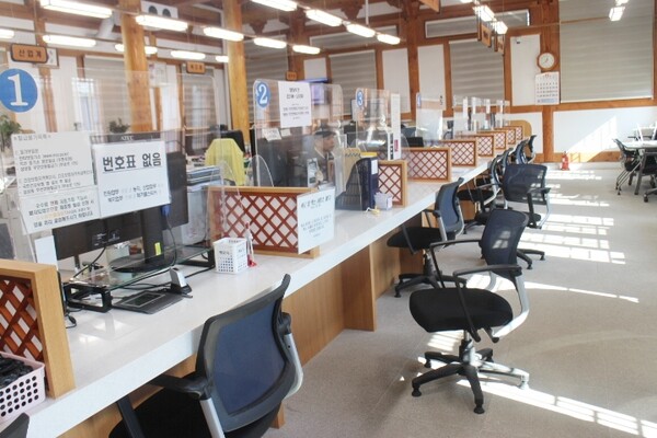 익산시 금마면행정복지센터 민원실 창구는 턱을 낮추고 밑에 휠체어가 들어갈 공간이 마련됐다. ©박종태