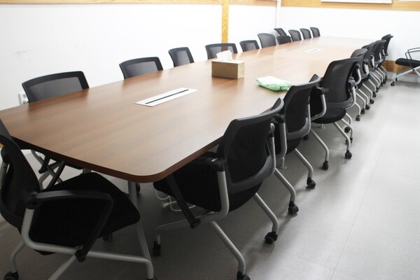 익산시 금마면행정복지센터 회의실 책상은 높낮이가 조절되지 않아 휠체어를 사용하는 장애인이 이용하는데 불편이 따를 것으로 보였다. ©박종태