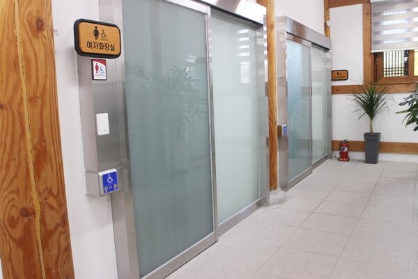익산시 금마면행정복지센터 남녀장애인화장실은 남녀비장애인화장실 입구에 설치돼 있어 성별이 다른 활동보조인의 도움을 받을 수 있다. 출입문도 손이 불편하거나 휠체어를 사용하는 장애인이 이용하기 편한 터치식자동문이다. ©박종태