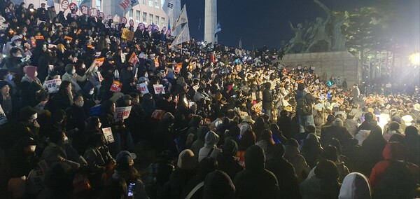 작년 12월 4일 저녁 국회의사당 본관에서 윤석열 대통령 탄핵·퇴진을 위해 시위하는 모습. ⓒ이원무